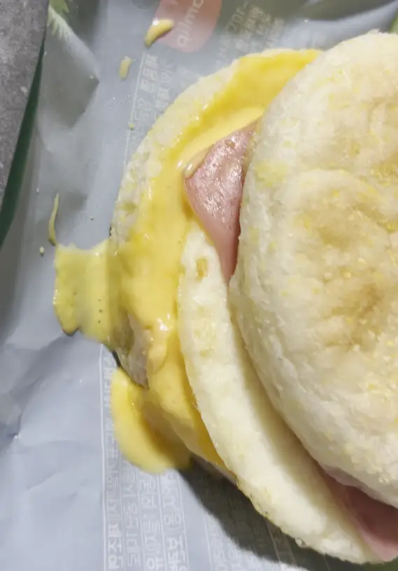 햄에그머핀 포장벗긴모습