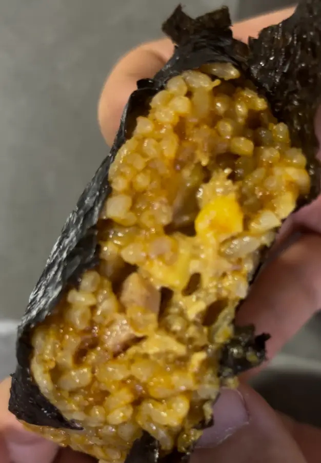 카레햄마요삼각김밥 남은조각
