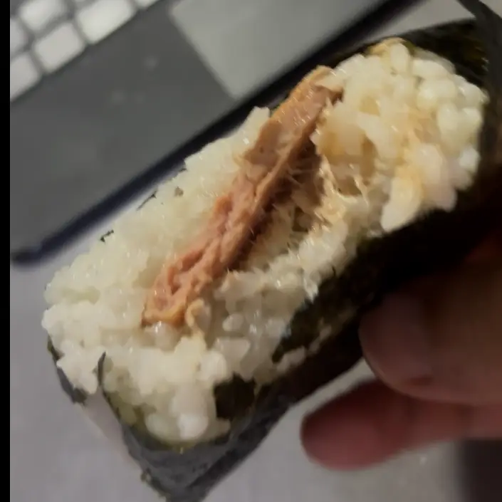 더큰 리챔참치마요 내용물사진