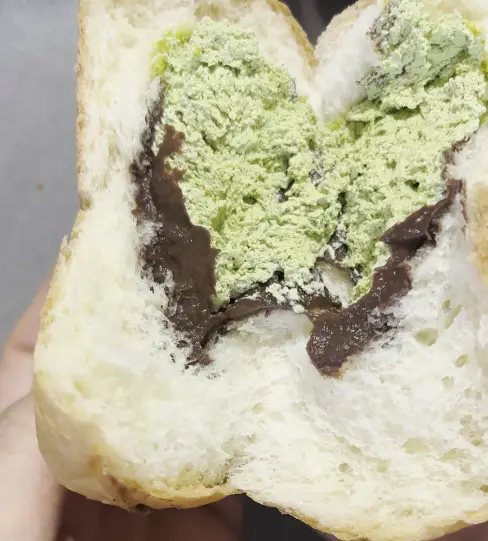 초코나무숲크림빵 반으로쪼갠모습
